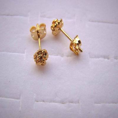 金色牡丹花耳钉 真空电镀的防过敏魅力，批发市场的首饰新宠